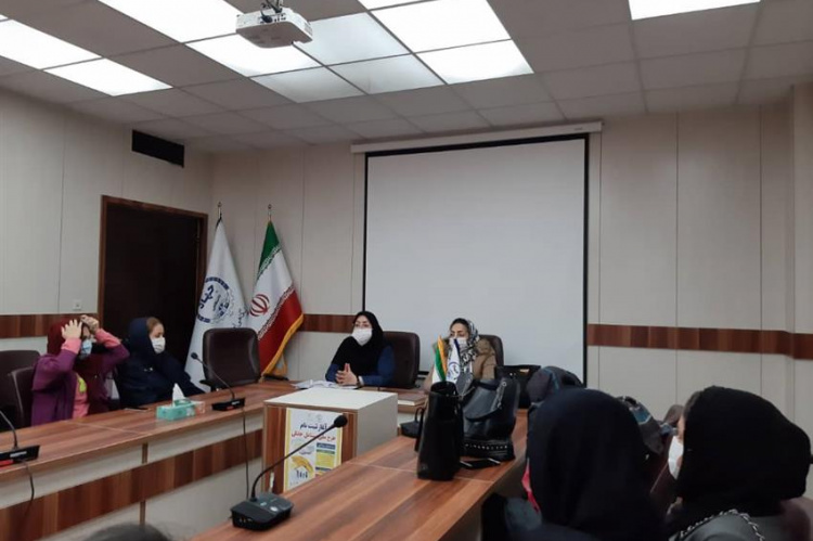 نشست توجیهی طرح ملی مشاغل خانگی با متقاضیان و پیشران تولیدکننده لوازم آشپزخانه در اراک