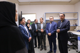بازدید سرپرست دفتر برنامهریزی، بودجه و تحول اداری استانداری مرکزی از آزمایشگاه جامع جهاددانشگاهی استان