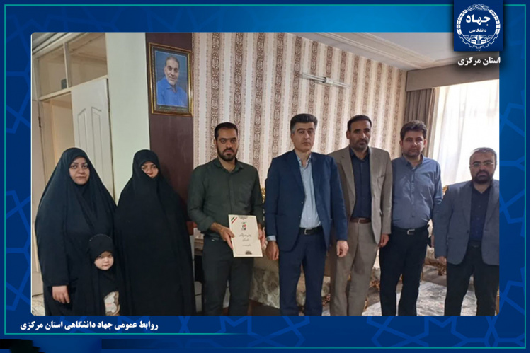 تکریم خانواده شهید طاهری به مناسبت هفته دفاع مقدس