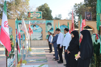 غبارروبی و عطرافشانی گلزار شهدا به مناسبت آغاز هفته دفاع مقدس